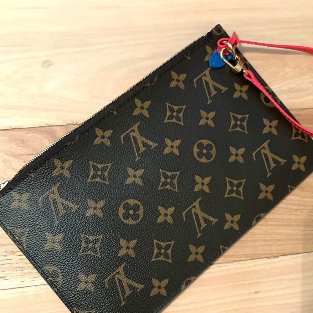 NWT❗️LOUIS VUITTON Monogram Totem Neverfull Pochette / Clutch in Flamingo